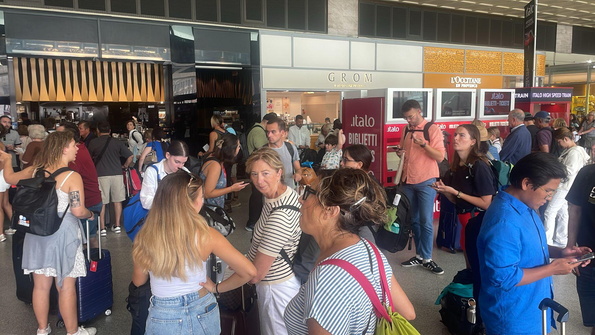 Sciopero treni 8 e 9 settembre 2024, alla stazione di Venezia è il caos: treni cancellati e disagi per i passeggeri | FOTO & VIDEO