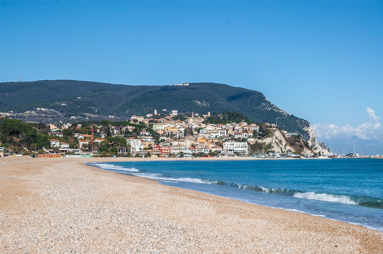 Dove passare le vacanze estive nelle Marche: città, borghi e spiagge da non perdere