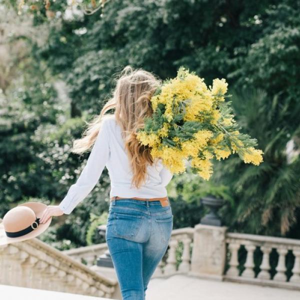 Auguri alla fidanzata per la festa della donna: le più belle frasi da dedicare l’8 marzo 2024