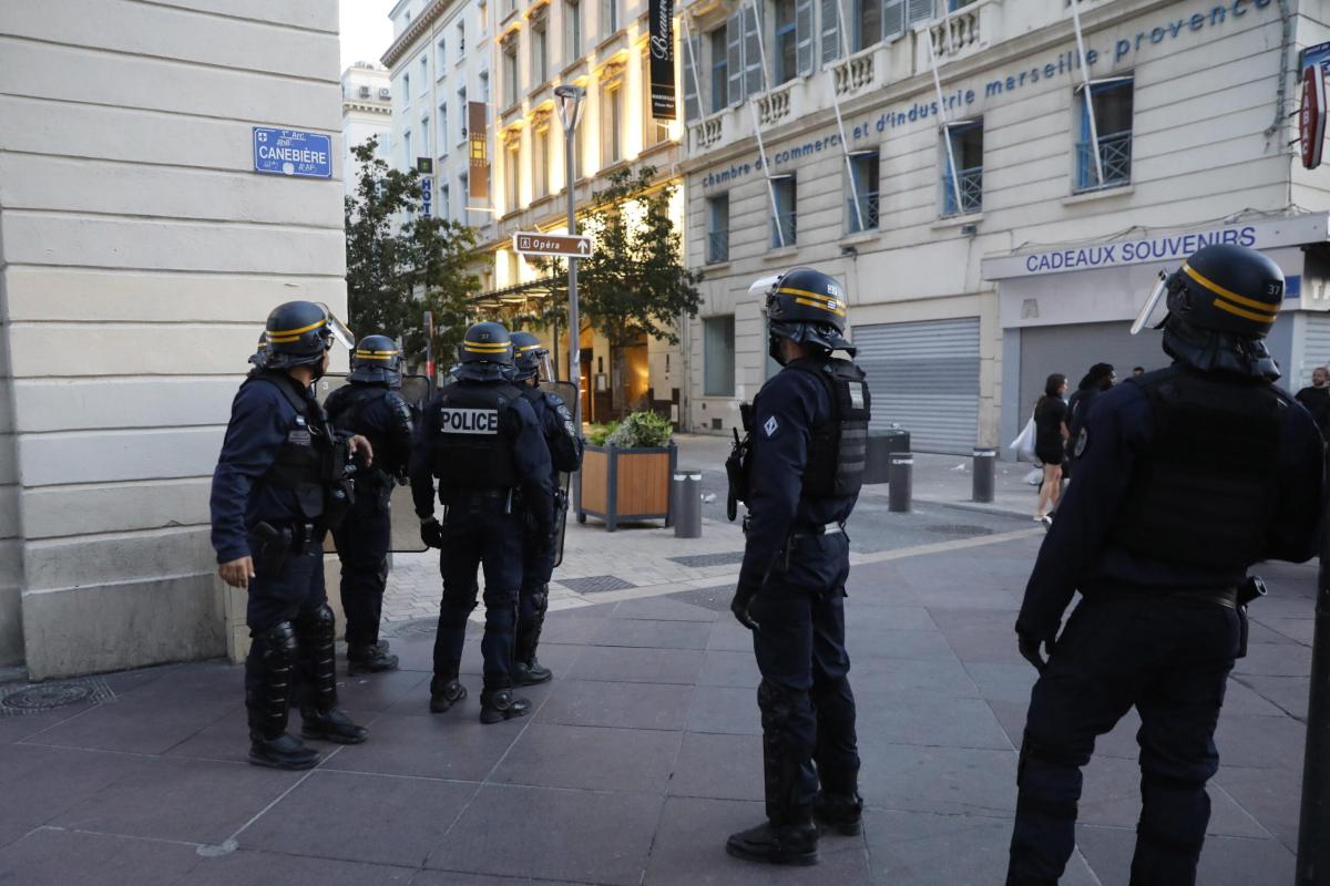 Francia, si scontra con un’auto della polizia durante un inseguimen…