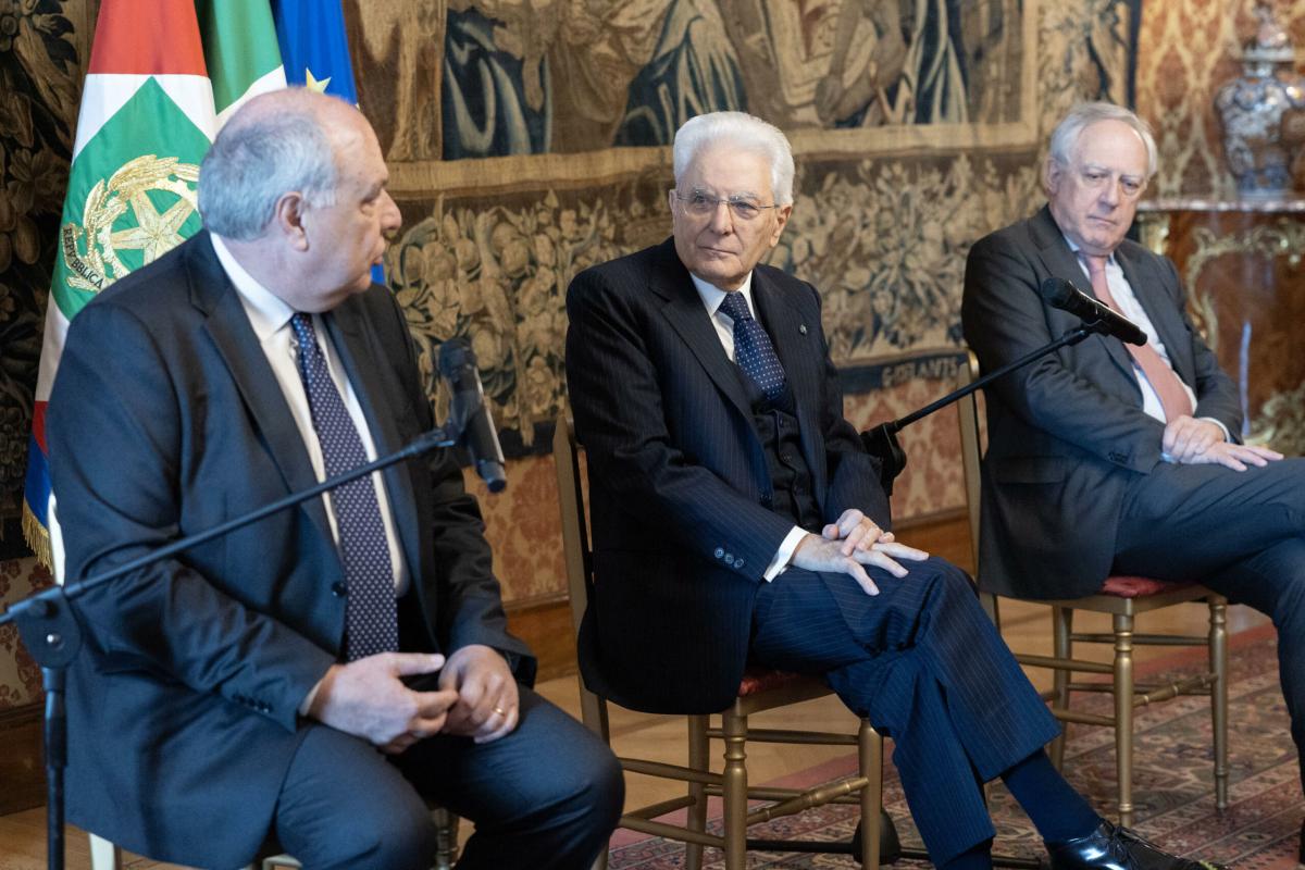 Il presidente Mattarella incontra i giornalisti, difende la libertà di stampa e precisa: “Firmare le leggi non significa condividerle….”