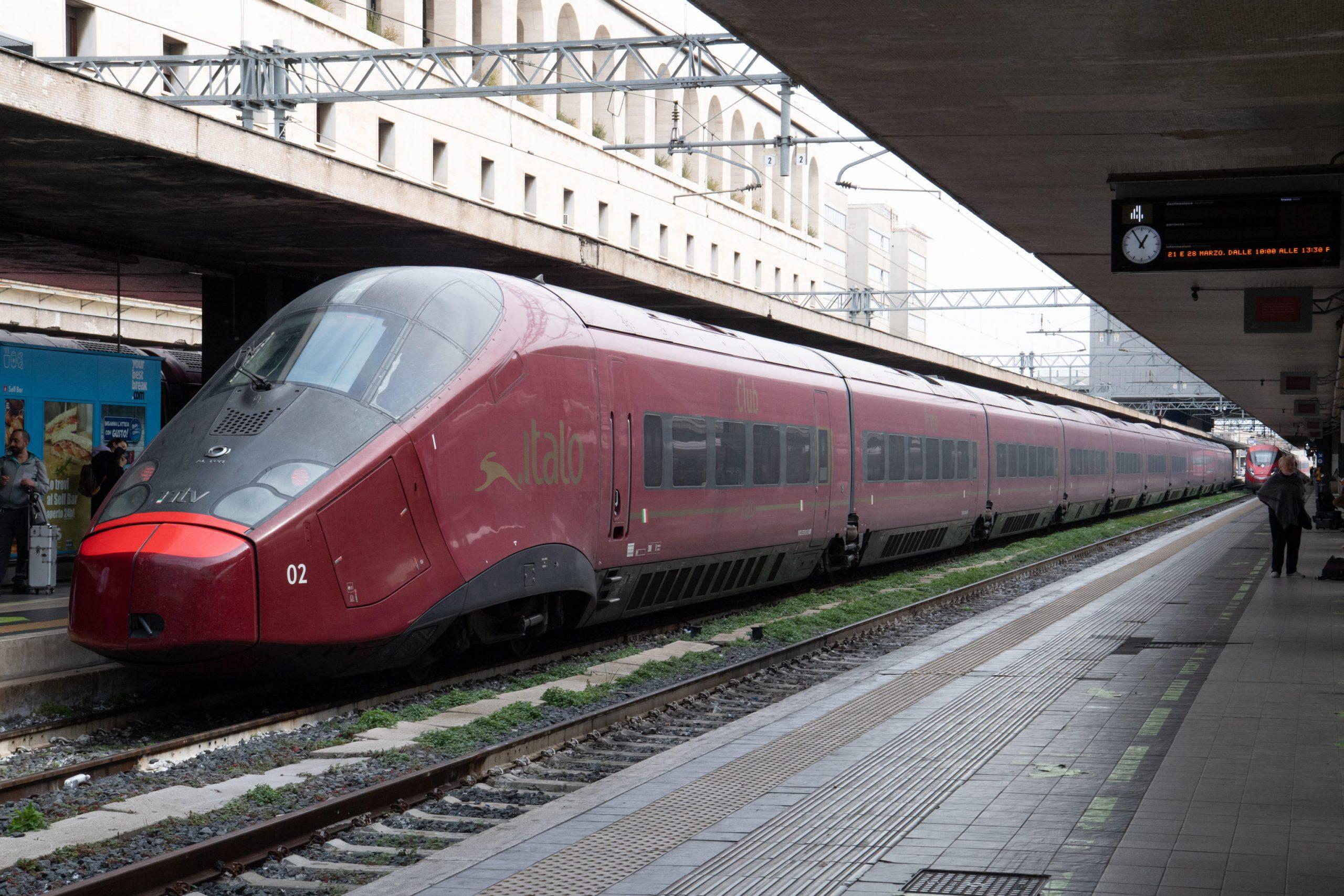 Senigallia, padre cerca di fermare il figlio che vuole suicidarsi, investiti da un treno