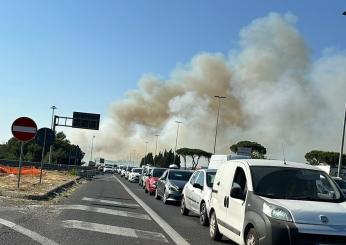 Incendio a Roma al parco del Pineto, il fumo vicino al Gemelli: l’intervento con l’elicottero dei Vigili del Fuoco | VIDEO