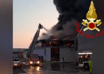 Maxi incendio in un capannone di rifiuti plastici a Reggio Emilia: nube tossica e fumo nero a Cadelbosco. Com’è la situazione adesso | VIDEO