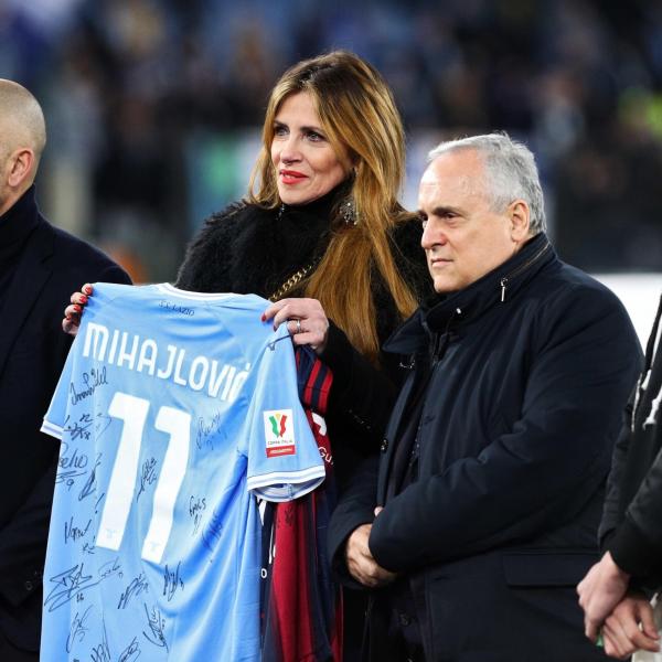 Sinisa Mihajlovic tra le leggende del Tour dello Stadio Olimpico. Lazio e Roma donano due maglie