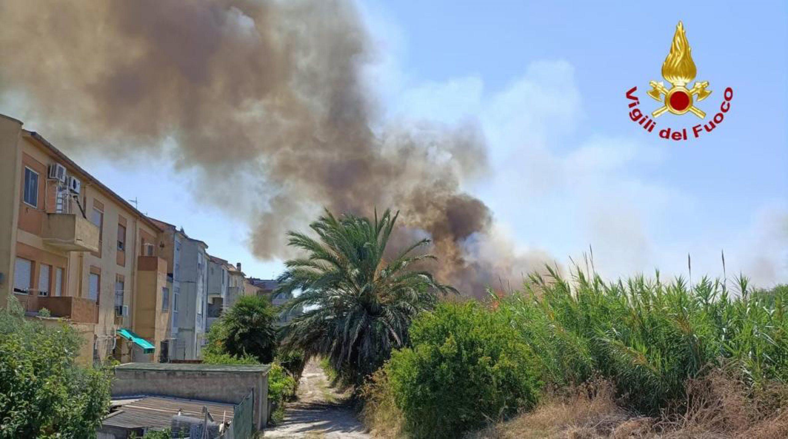 Incendio Savona: fiamme sul tetto di un palazzo in Via Bartoli