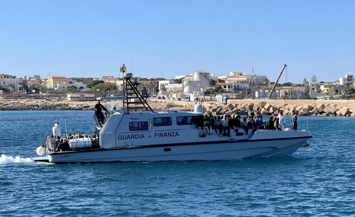 Migranti, affonda imbarcazione al largo di Lampedusa: barchino si r…