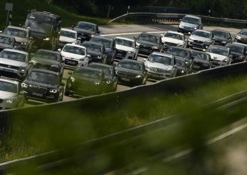 Grave incidente sulla A8 oggi: camion sfonda il guardrail, traffico in tilt sull’Autostrada dei Laghi