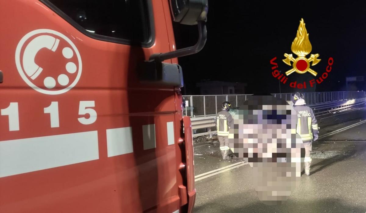 Urbino, incidente sulla SS73 bis: scontro tra un pullman ed un’ambu…