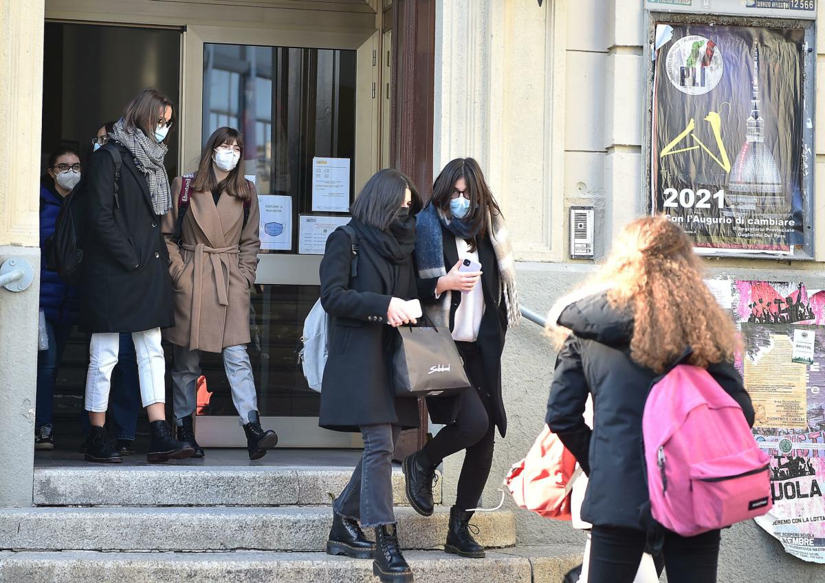 Grosseto, professore picchiato da una studentessa davanti alla classe. Cobas denuncia: “Quadro desolante”