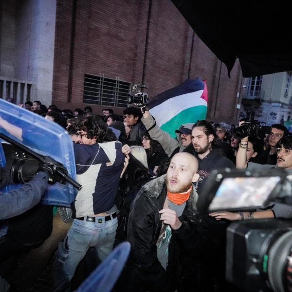 Torino, il G7 a Venaria finisce con gli scontri fra ambientalisti e polizia: manifestanti allontanati con gli idranti