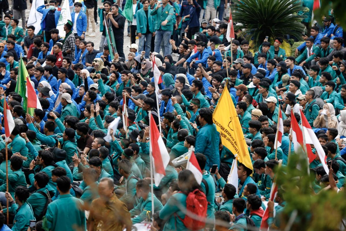 Indonesia, cittadini prendono d’assalto il Parlamento: perché ci sono proteste contro il presidente Widodo? | VIDEO E FOTO