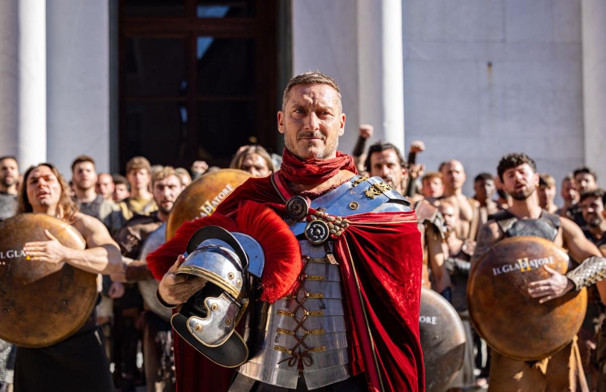 Il mito di Totti vestito da gladiatore al Lucca Comics 2024: storia dell’eredità della cultura romana in un simbolo pop