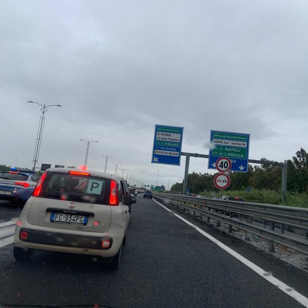 Incidente sull’autostrada Roma-Fiumicino: scontro tra due auto, traffico in tilt | FOTO E VIDEO