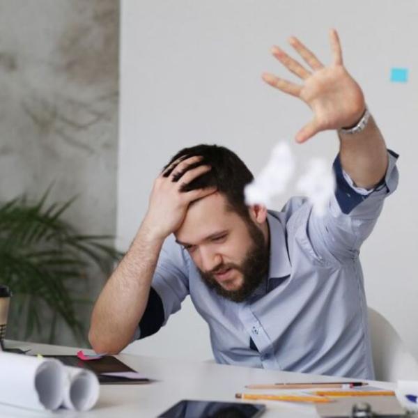 5 consigli per affrontare lo stress sul lavoro ed evitare un impatto negativo sulla salute