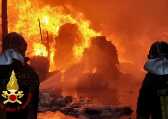 Paura a Roma, incendio in una falegnameria in via Sciacca nel quartiere San Giovanni: 40 persone evacuate | VIDEO