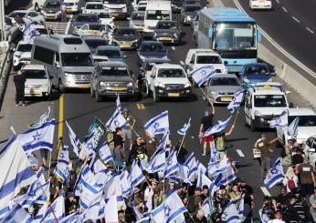 Israeliani in rivolta contro la legge anti-giudici: cittadini bloccano strade e aeroporto