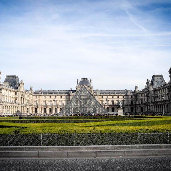 Parigi 2024, la fiamma olimpica verrà installata vicino al Louvre