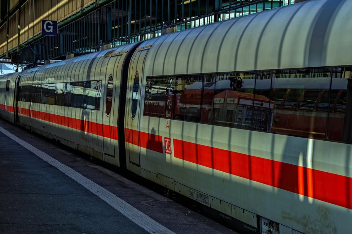 Techno Train: cos’è, quanto costa il biglietto e il percorso della discoteca in movimento