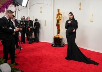 Vanessa Hudgens incinta: l’attrice mostra il pancione sul red carpet degli Oscar 2024 | VIDEO