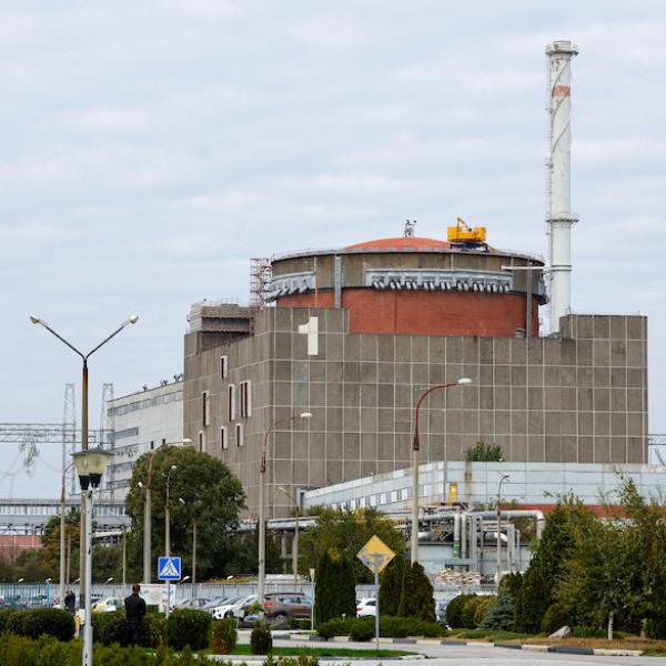 Guerra in Ucraina, colpita la linea elettrica della centrale nucleare di Zaporizhzhia. Filorussi: “Ora è giurisdizione di Mosca”