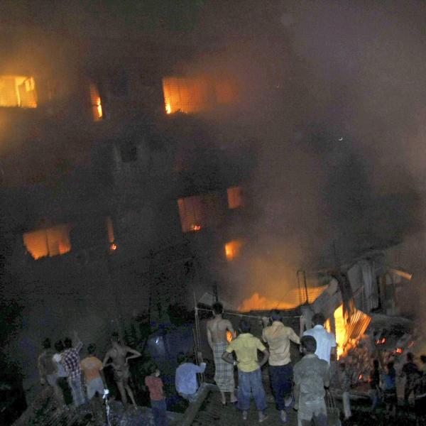 Bangladesh, violento incendio in un palazzo residenziale a Dhaka: 43 morti, decine di feriti