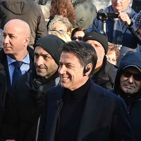 Palermo, Giuseppe Conte in visita allo Zen e ai Danisinni. Incontra i percettori del rdc. Accolto con abbracci e selfie