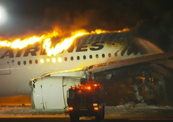 Giappone, un aereo prende fuoco mentre sta atterrando: paura all’aeroporto di Tokyo| VIDEO