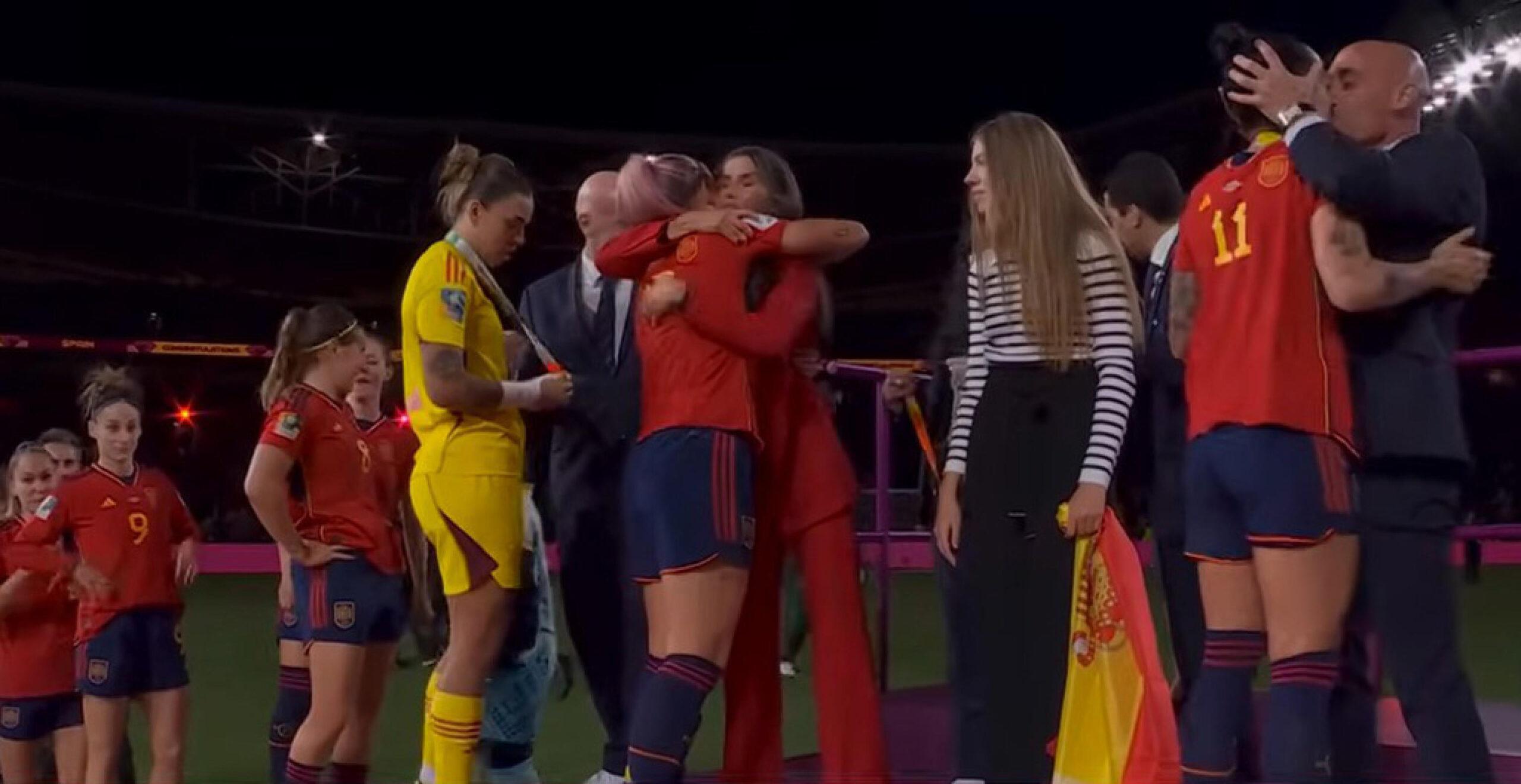 Spagna femminile, la vittoria ai mondiali dopo Rubiales “eccita” anche il Ct Vilda: tocca il seno alla sua vice durante l’esultanza | Video