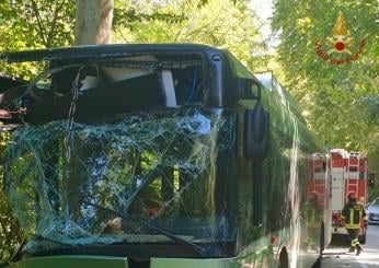 Grosseto, incendio di un autobus in viale Sonnino: non ci sono feriti, coinvolte due vetture