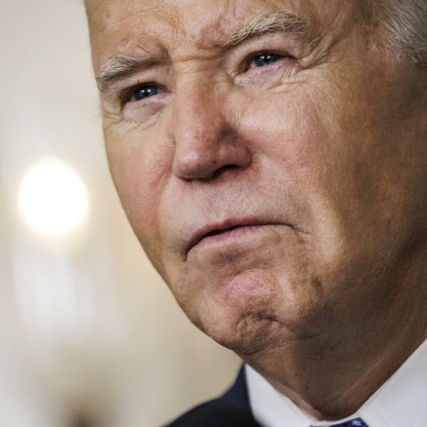 Usa, report sui documenti segreti: “Biden li diffuse ma non va incriminato: é anziano con problemi di memoria”. Lui ribatte