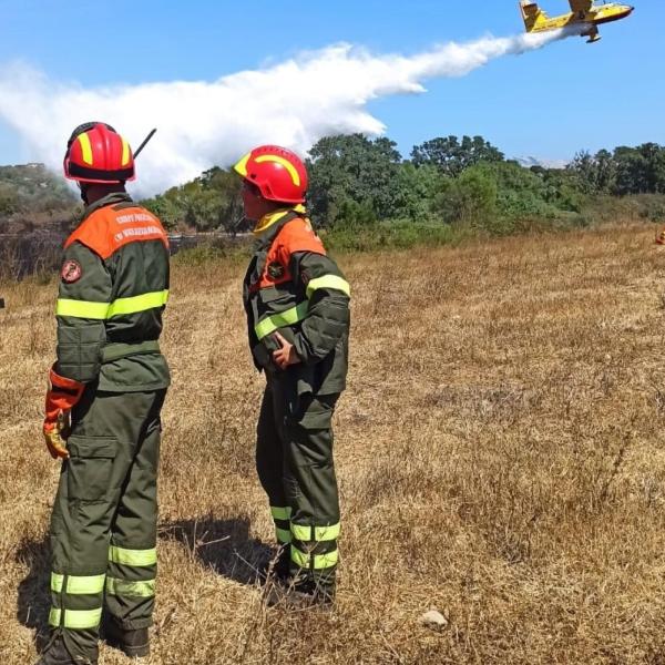 Cagliari, incendio sui monti a Sarroch: evacuate le case, fiamme alimentate dal vento