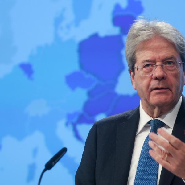 Ucraina, l’allarme di Gentiloni: “Sinistra non sottovaluti minaccia Russia”. Non esclude  il rischio procedura infrazione per l’Italia