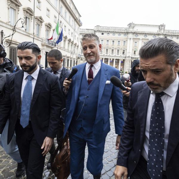 Dimissioni Spano, Giuli a colloquio a Palazzo Chigi: “Clima di mostrificazione”, e ai giornalisti cita un film: “L’apparenza inganna”