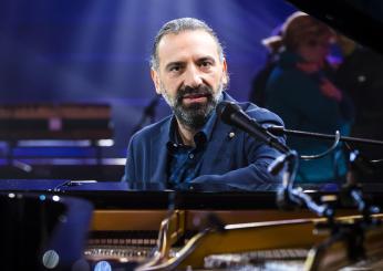 Stefano Bollani annuncia i concerti del 2025: il pianista arriva nei teatri italiani