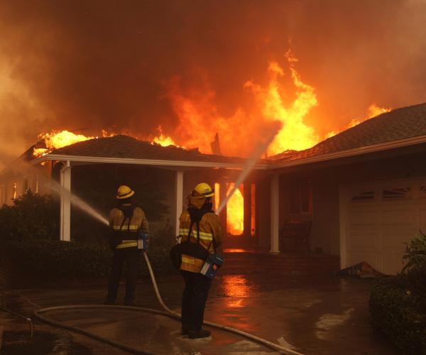 Incendi a Los Angeles fuori controllo: evacuazioni a Hollywood e scorte d’acqua insufficienti