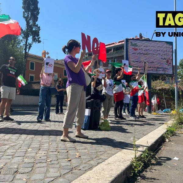 Elezioni presidenziali Iran 2024, “Donna, Vita, Libertà” all’ambasciata di Roma: “Stop al regime sanguinario” | FOTO e VIDEO