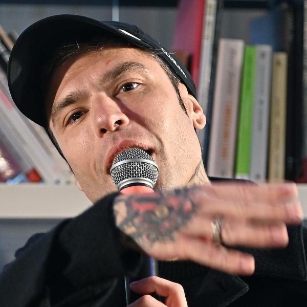 Fedez ha baciato una ragazza a Parigi? Il rapper risponde a Elisa De Panicis a Striscia la Notizia