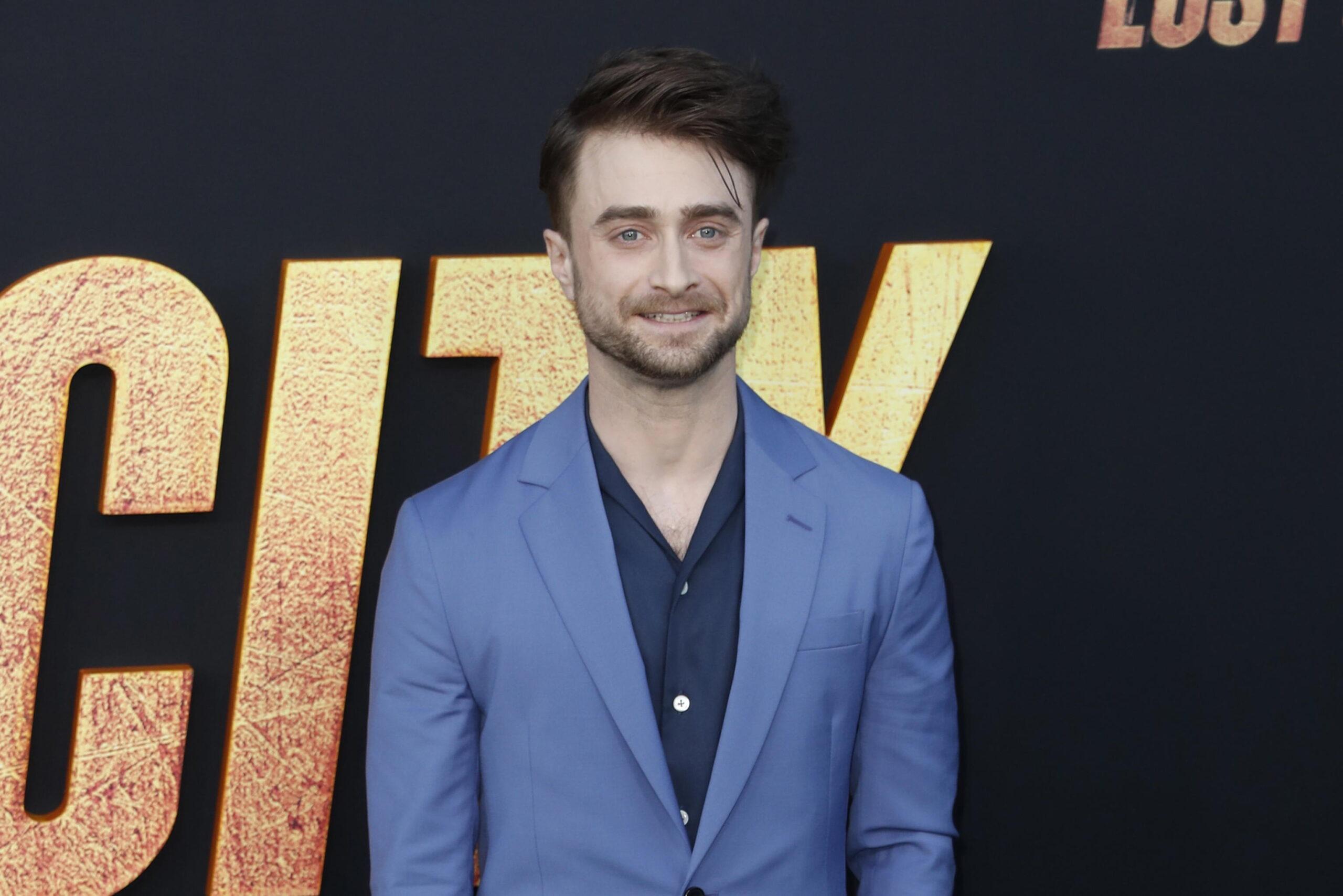 Daniel Radcliffe papà: le prime immagini della passeggiata con il bebè e la compagna [FOTO]