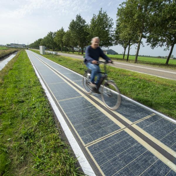 Mobilità sostenibile ed efficienza energetica, nei Paesi Bassi realizzate due piste ciclabili fotovoltaiche