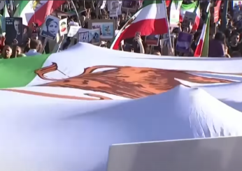 Germania, manifestazione dei dissidenti iraniani a Berlino dopo le elezioni presidenziali: presenti decine di migliaia di persone | VIDEO