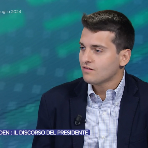 Francesco Giubilei chiama Kamala Harris ‘candidato’: ma viene corretto dalla giornalista di ‘Omnibus’: “Qual è il problema con il femminile?”