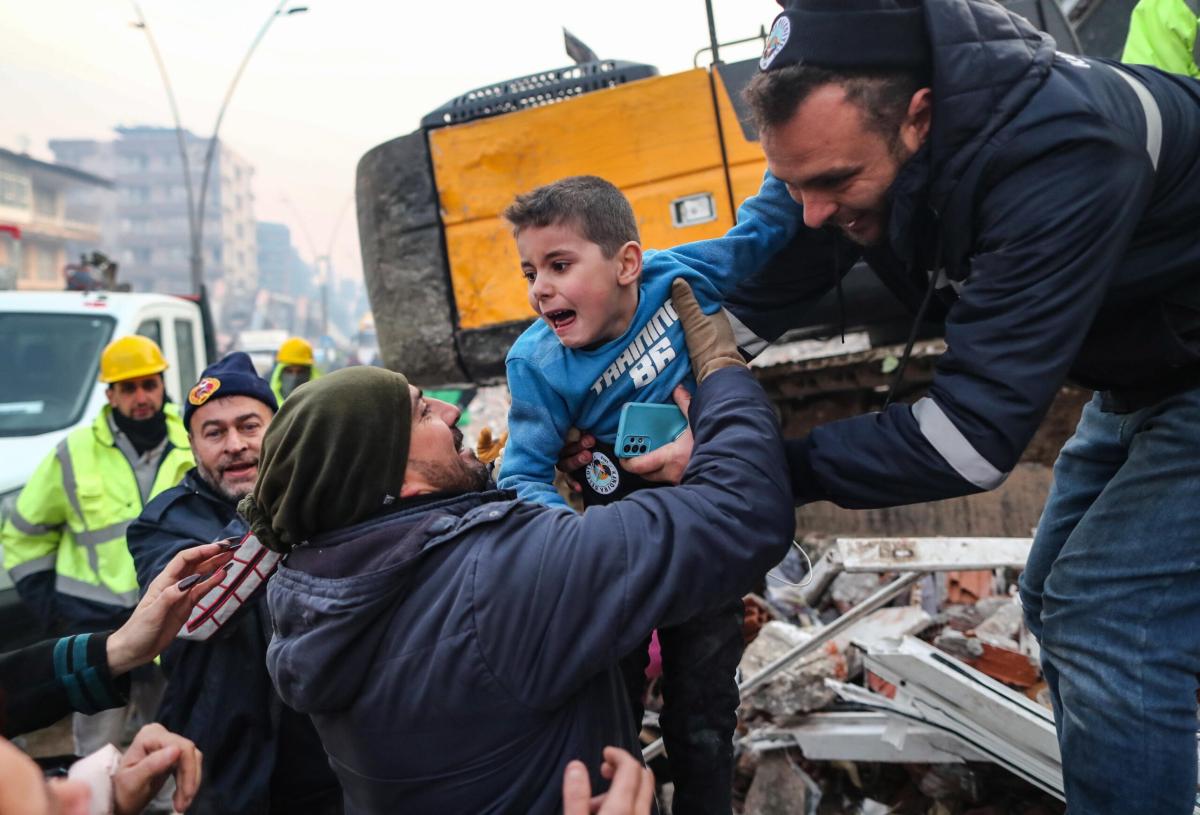 Due neonati tornati in famiglia dopo il terremoto in Turchia