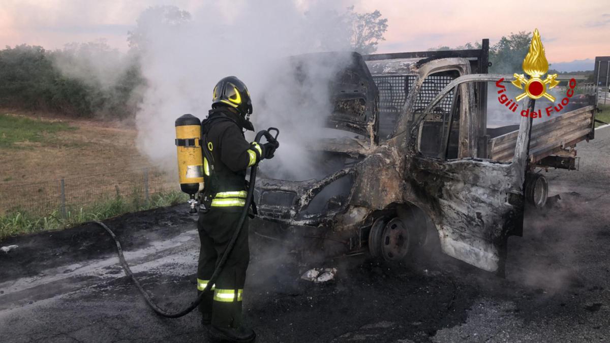 Incendio Paderno Dugnano: furgone in fiamme vicino alla pompa di be…