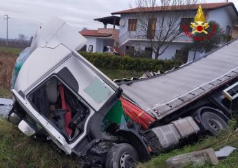 Varese, grave incidente oggi a Cantello: tir si ribalta, quattro feriti