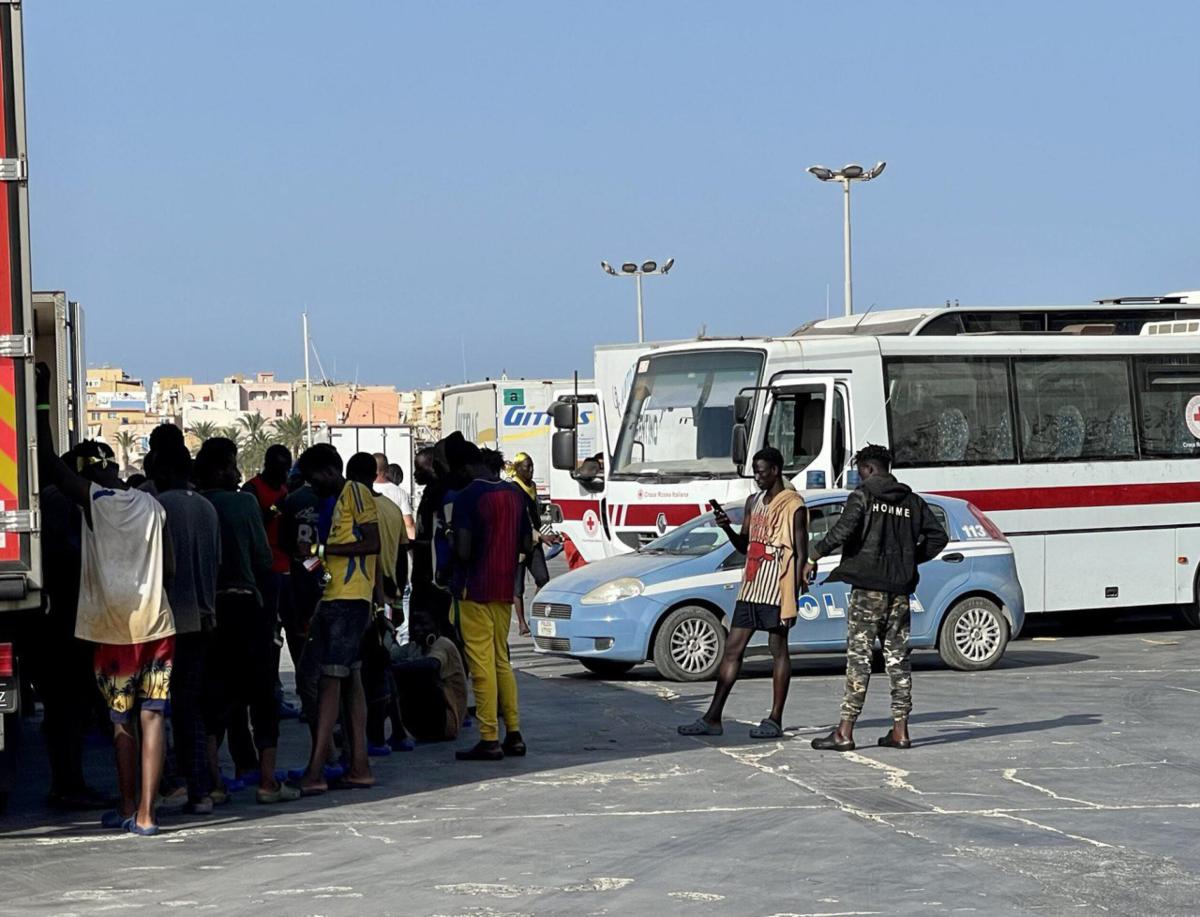 Lampedusa, dodici sbarchi nella giornata di oggi: approdati 438 mig…