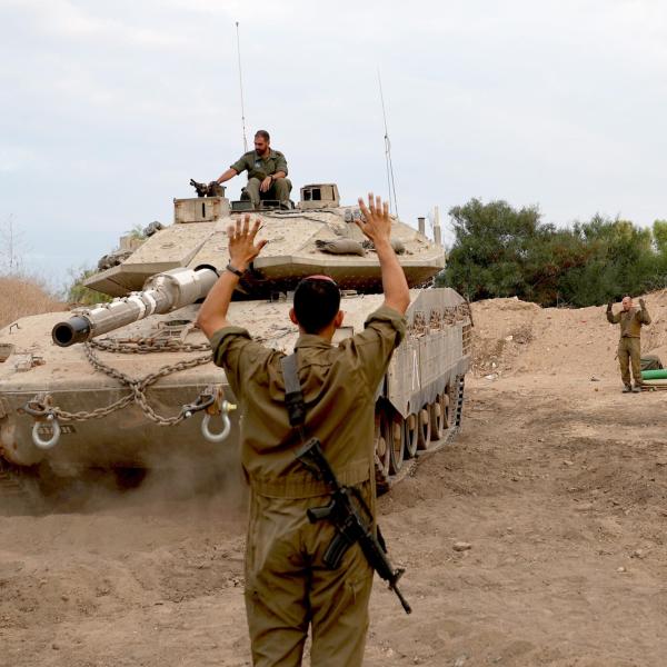 Guerra Israele-Palestina, i tank israeliani entrano a Gaza: breve attacco prima di ritirarsi, si avvicina l’invasione