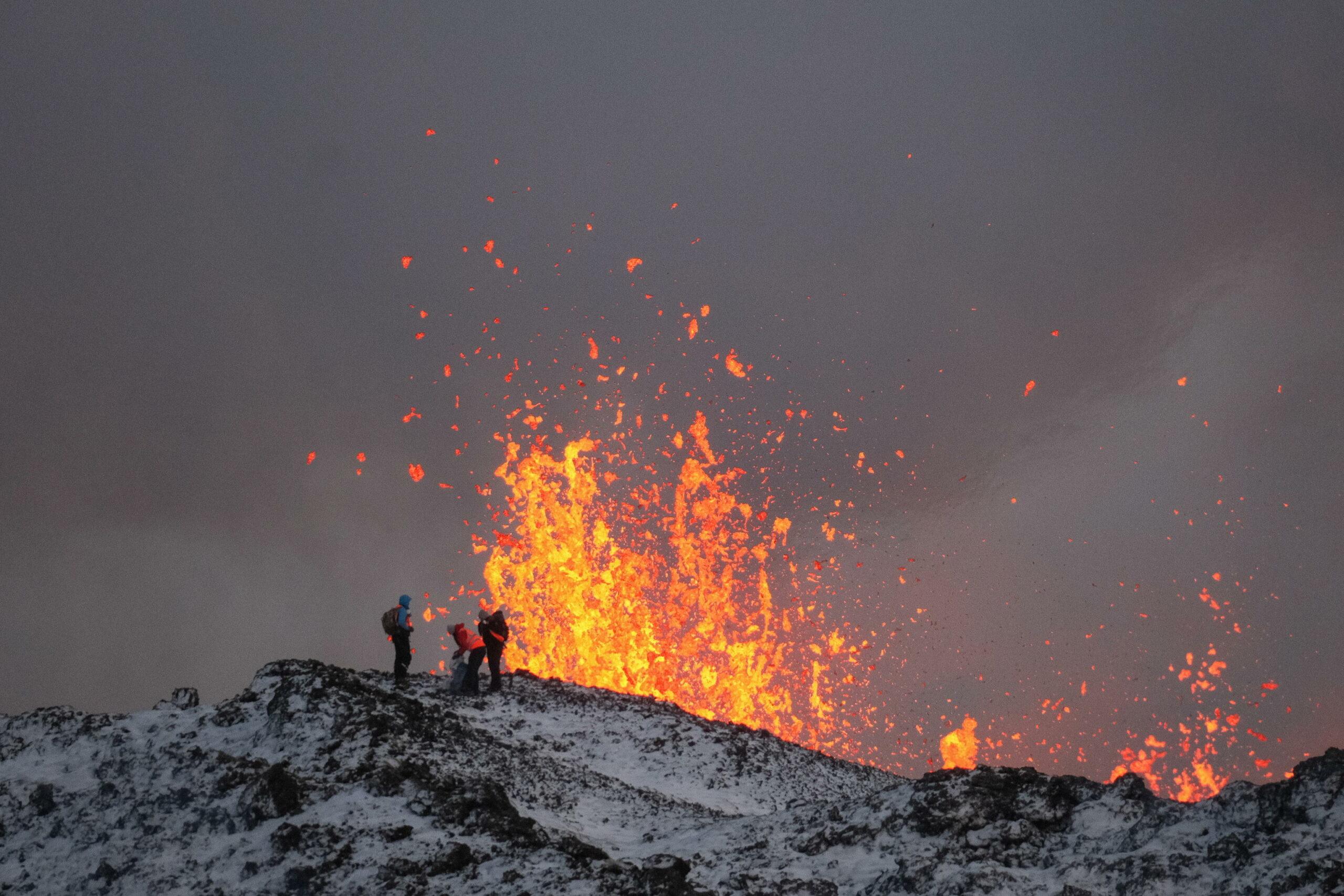 Islanda, dichiarato lo stato di emergenza per una nuova eruzione: evacuata la città di Grindavik