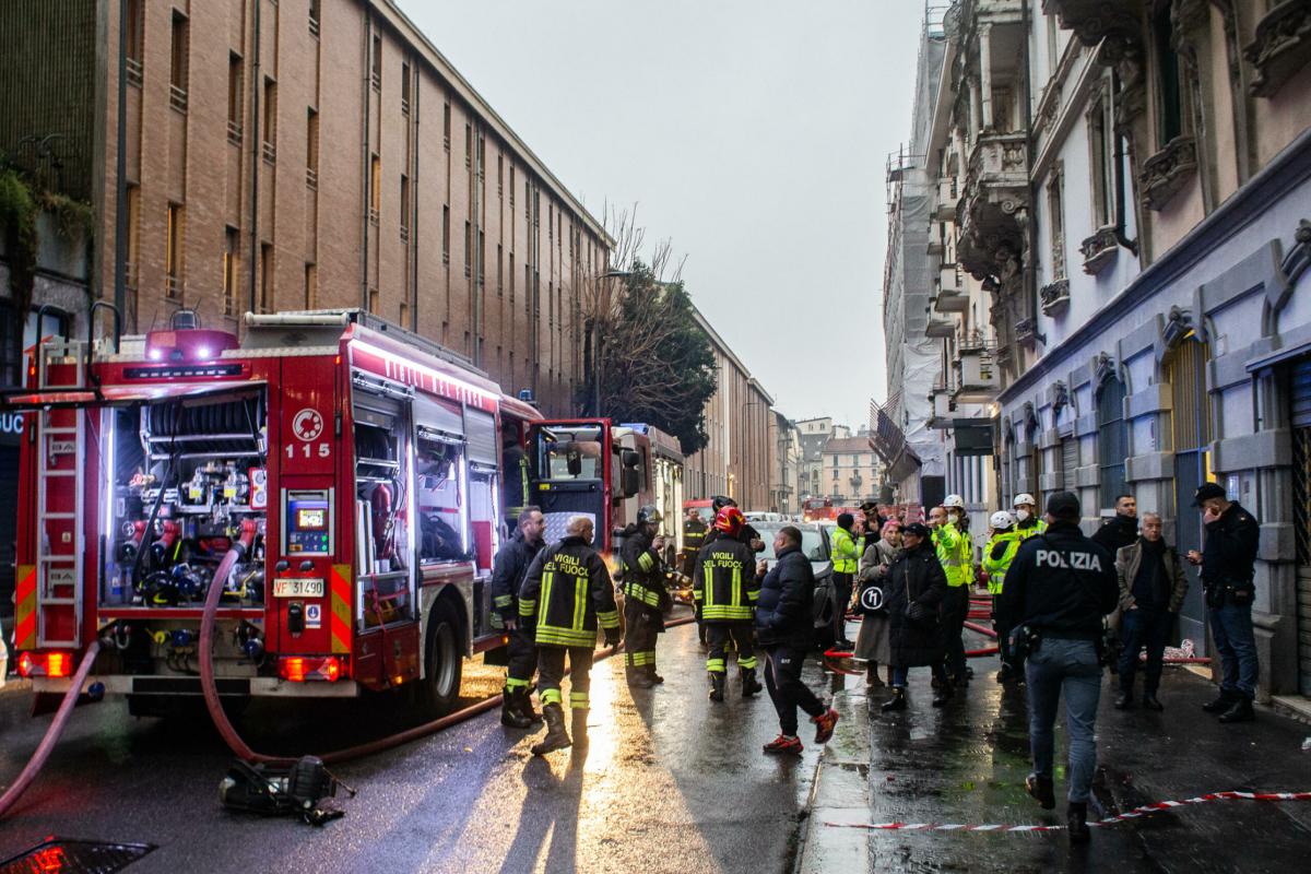 Milano, incendio in uno scantinato di un condominio di Quinto Romano: vigili del fuoco al lavoro