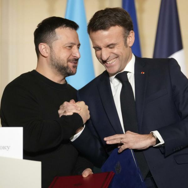 Zelensky e Macron firmano l’accordo di sicurezza a Parigi:  “passo storico” per l’Occidente